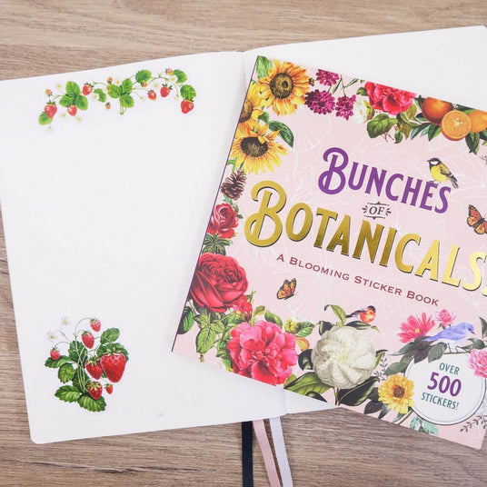Stickers att dekorera i till exempel en Bullet Journal. Här har vi använt klistermärken med jordgubbar från Bunches of Botanicals sticker book.