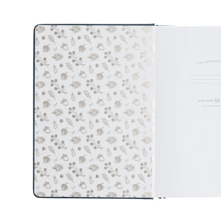 Insidan av pärmen på Forest Impressions dotted notebook från Archer & Olive. Tidformera