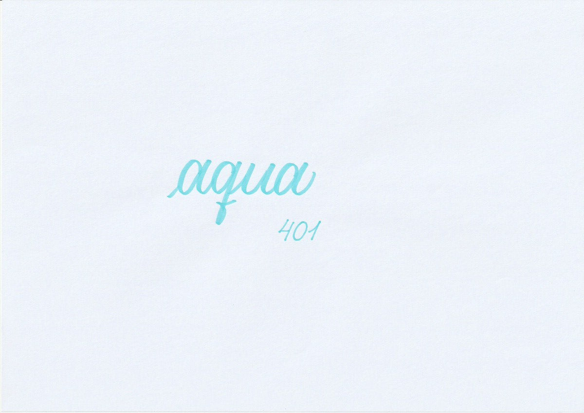 Handskriven text med ordet "aqua" i ljusblå färg, skriven med ABT Dual Brush Pen i nyansen 401 Aqua.