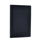Svart anteckningsbok Black Edition Bold - Mini Linjerad Flexis från Paperblanks. Boken har en smal svart ram på pärmen och ett längst ner på bokryggen. - Tidformera