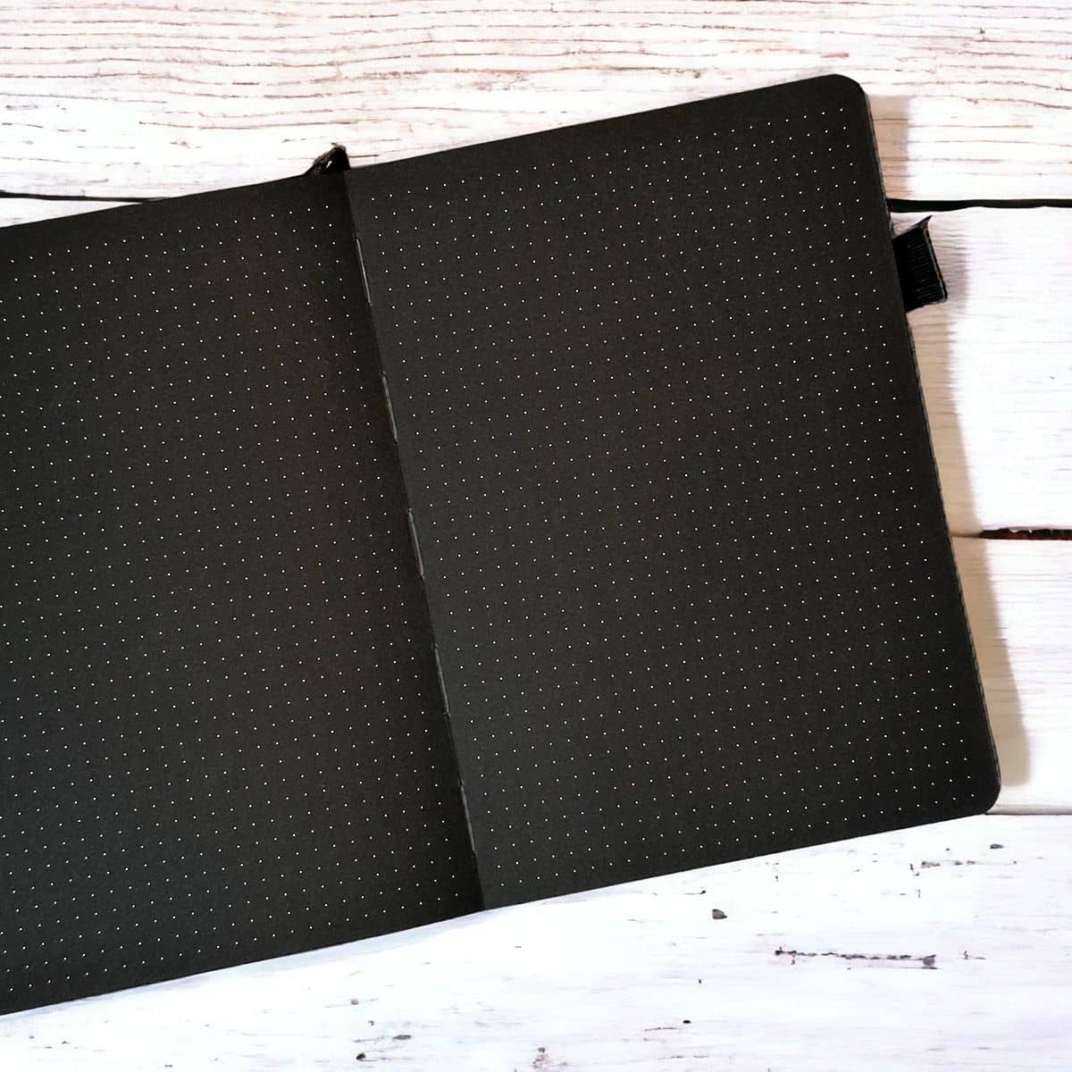 Black Out Journal A5 160 GSM - Magic frÄn Paper24. Anteckningsbok med svarta, prickade sidor. - Tidformera
