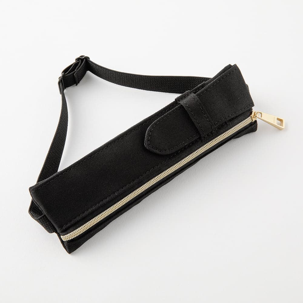 Book band Pen case Textil - Black från Midori. Svart pennfodral med guldfärgad dragkedja. Elastiskt band på baksidan - Tidformera