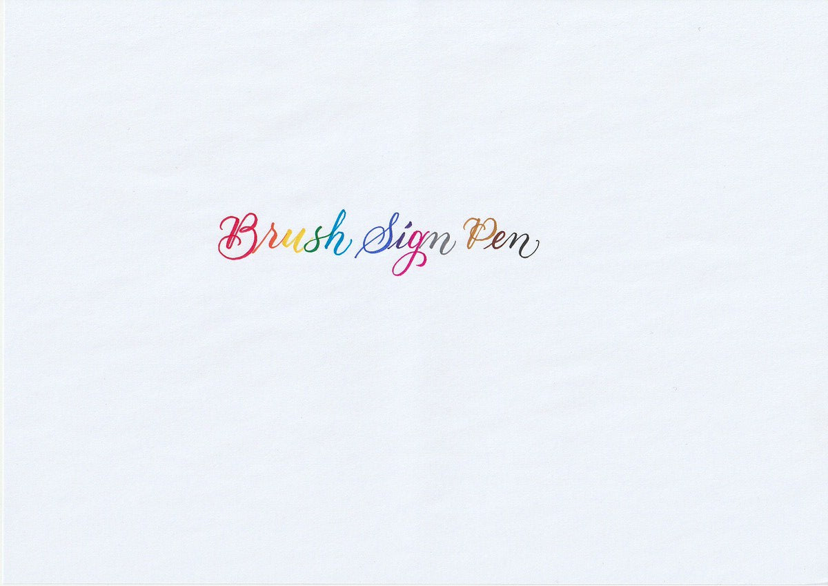 Handskriven text med orden "Brush Sign Pen" i olika färger, skriven med pennorna Pentel Brush Sign Pen från set Basic.