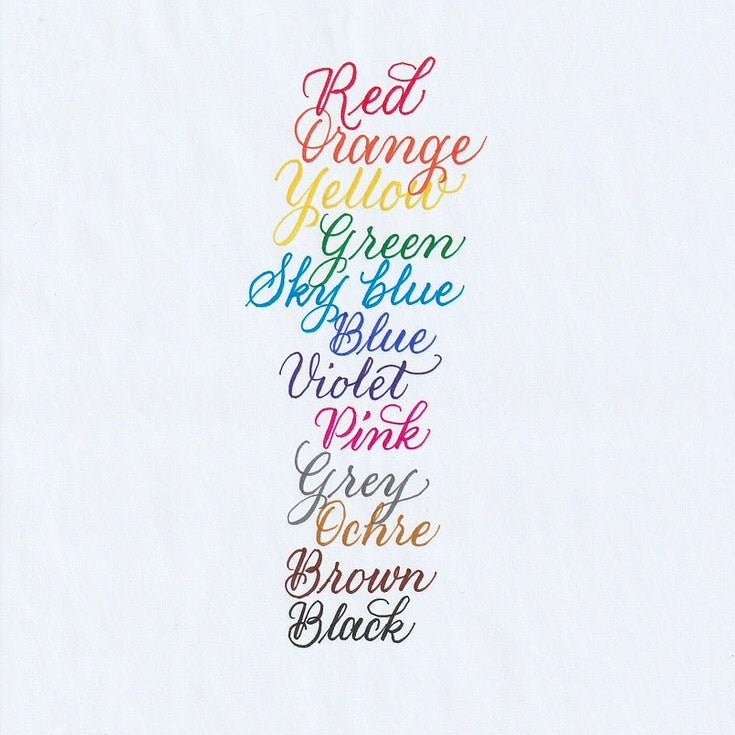 Handskriven text med orden "Red, Orange, Yellow, Green, Sky Blue, Blue, Violet, Pink, Grey, Ochre, Brown, Black" i olika färger, skriven med pennorna Pentel Brush Sign Pen från set Basic.