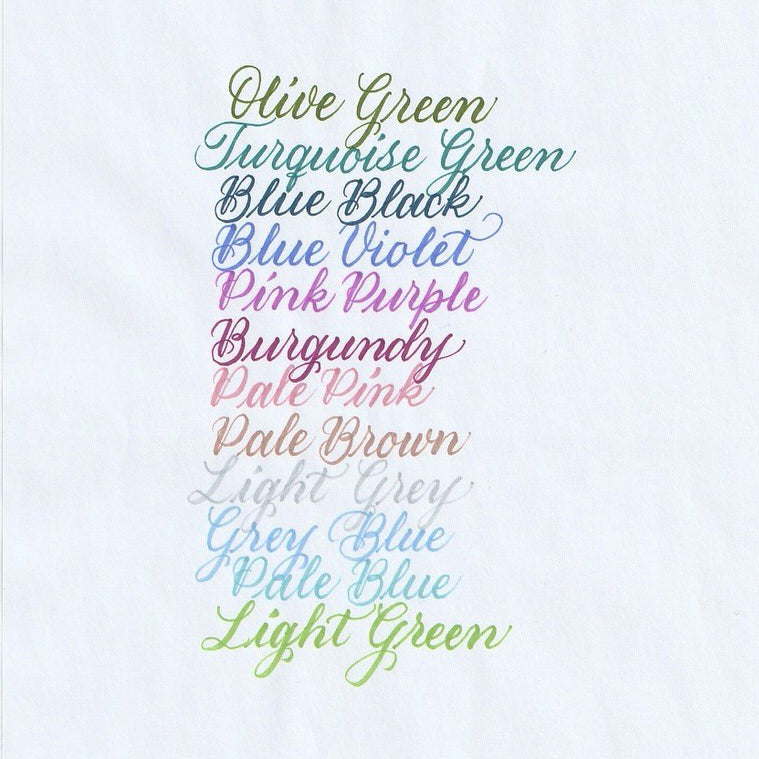 Handskriven text med orden "Olive, Green, Turquoise Green, Blue Black, Blue Violet, Pink Purple, Burgundy, Pale Pink, Pale Brown, Light Grey, Grey Blue, Pale Blue, Light Green" i olika färger, skriven med pennorna Pentel Brush Sign Pen från set 2.