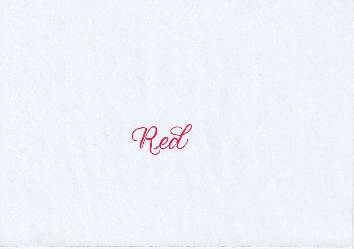 Handskriven text med ordet "Red" i röd färg, skrivet med Pentel Brush Sign Pen i färgen Red.