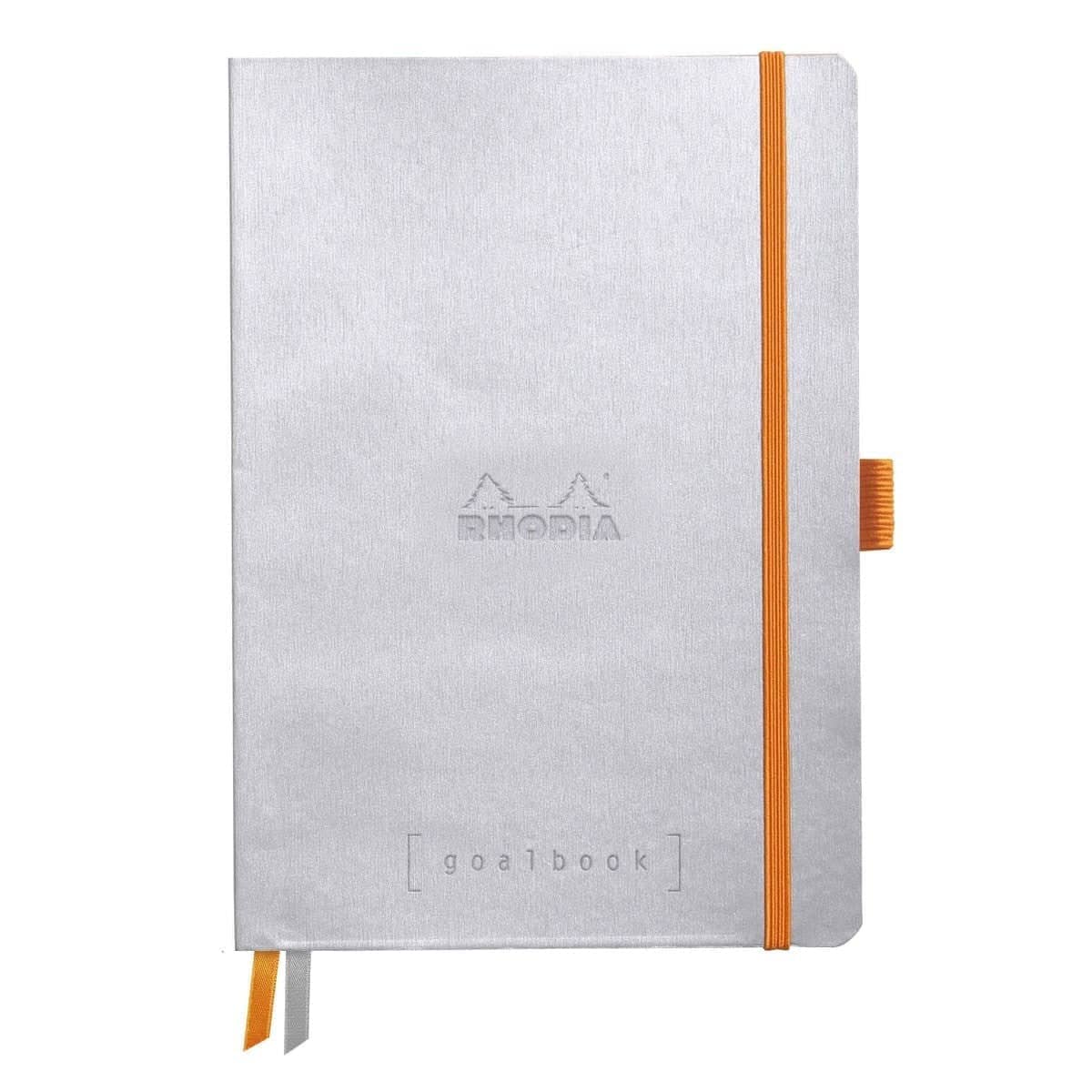 GoalBook Dotted notebook A5 - Silver från Rhodia - Silverfärgad anteckningsbok. Boken har 2 bokmärkesband samt en orange gummiband för stängning och pennhållare.
- Tidformera