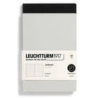 Ett svart och ett grått skrivhäfte med Jottbook Double Skrivhäften Dotted 2-pack A5 Light grey/Black från Leuchtturm1917