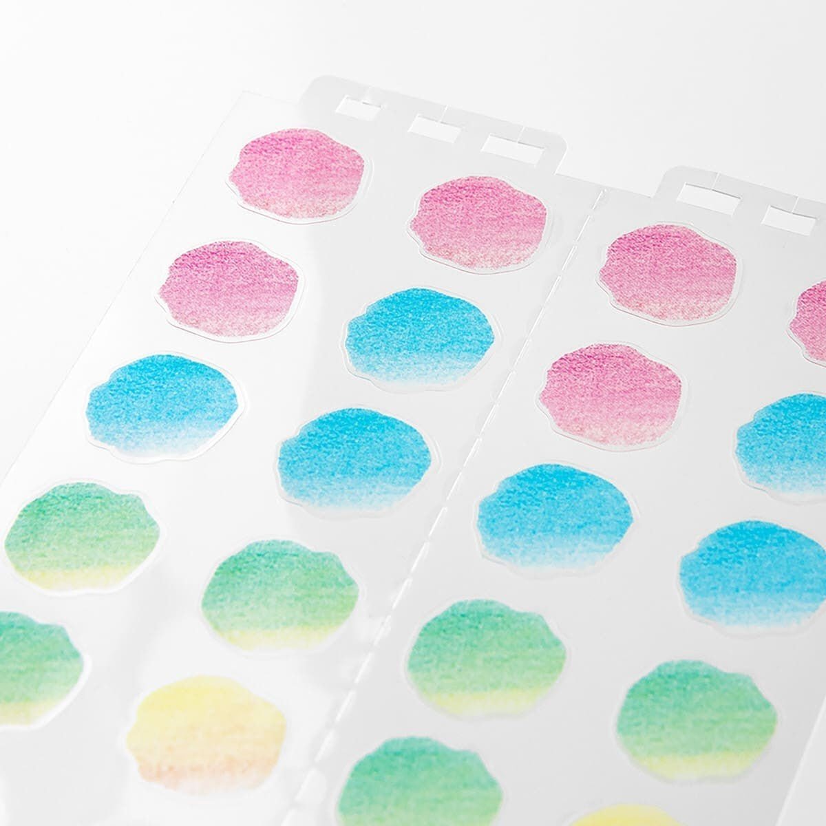 Kalenderstickers Moln - Gradient L från Midori. Ett ark med stickers med moln i färgerna rosa, blå, grön, gul. - Tidformera