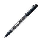 Mangaka Fineliner Svart - 08 från ZIG Kuretake. Svart penna med lock avtaget och satt på baksidan. Smal spets syns. - Tidformera