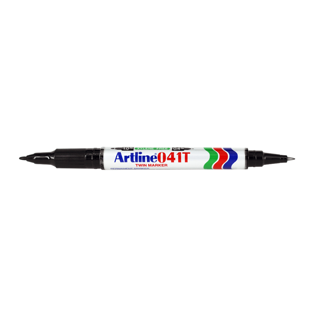 Svart märkpenna med dubbla spetsar. Locken är avtagna och spetsarna syns. På märkpennan står Artline041T Twin marker.