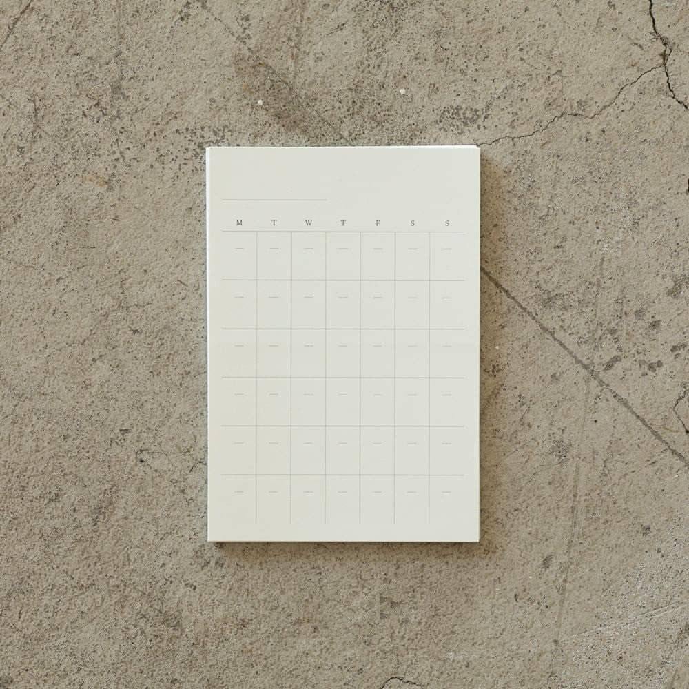 MD Diary Sticker Free från Midori. Bunt med klistermärken ligger i en hög. Klistermärkena har plats för hela månad uppdelat i veckodagarna. - Tidformera