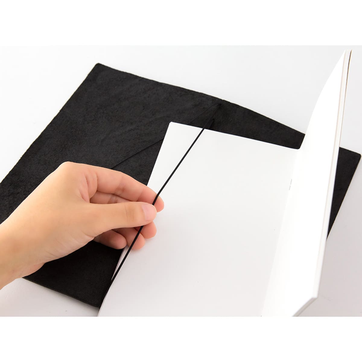TRAVELER'S notebook Regular Black - 3 - Traveler's Company - Tidformera