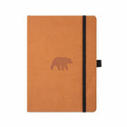 Wildlife A5 Soft cover Dotted Bear från Dingbats* - Brun anteckningsbok med en björn på. Boken har mjuk pärm, svart gummiband för stängning samt pennhållare.
- Tidformera