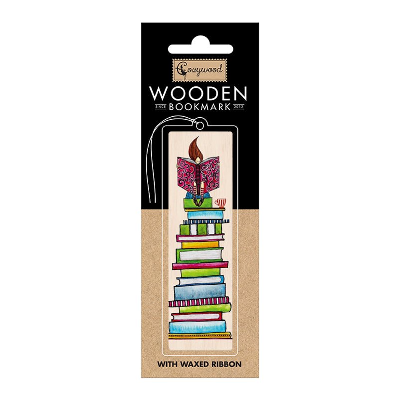 Bokmärke i trä med en liten flicka som läser där hon sitter på en stor hög med böcker i olika färger. Wooden bookmark - Reader från Cozywood - Tidformera