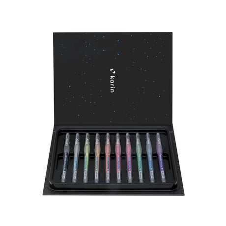 En svart förpackning med gelpennorna Decogel från Karin Markers i. I förpackning är det flera olika färger på pennorna - Tidformera