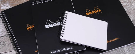 Rhodia - Spiralblock i olika format ligger på varandra. Tidformera
