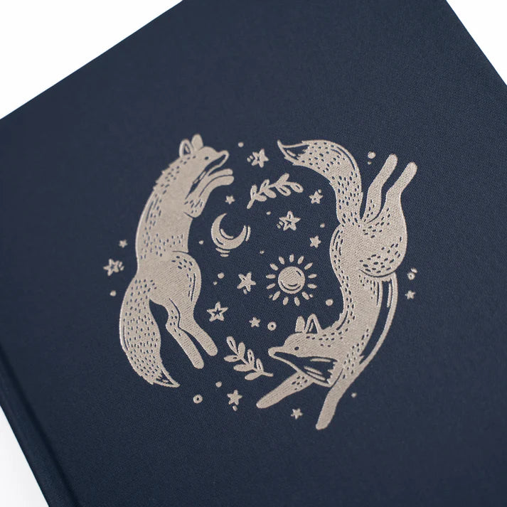 Detaljbild på motivet på Forest Foxes dotted notebook från Archer & Olive. Tidformera