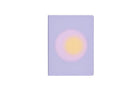 Anteckningsbok Graphic L Light Dotted - Trance lilac från Nuuna. Lila skrivbok med nyanser av rosa och orange i en cirkel.  - Tidformera