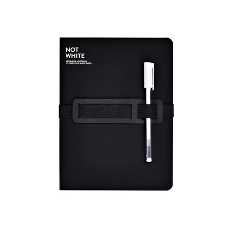 Anteckningsbok NOT WHITE L Light - Black från Nuuna. Boken är svart och har en anti-handbag band som sitter runt boken. I bandet finns en vit penna. - Tidformera