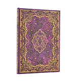 Anteckningsbok Picaresque - Midi Linjerad från Paperblanks. Boken har guldfärgat mönster på lila bakgrund. - Tidformera