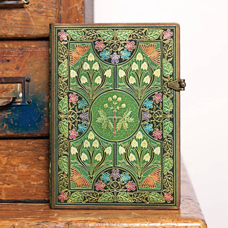 Grön anteckningsbok Poetry in Bloom - Midi Linjerad Hård pärm Knäppe från Paperblanks. Pärmen är prydd med blommor och det finns ett knäppe att stänga boken med. - Tidformera