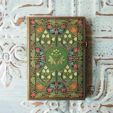 Anteckningsbok Poetry in Bloom - Mini Linjerad Hård pärm Knäppe - 1 - Paperblanks. Boken är grön med blommänster och har ett knäppe att stänga med. - Tidformera