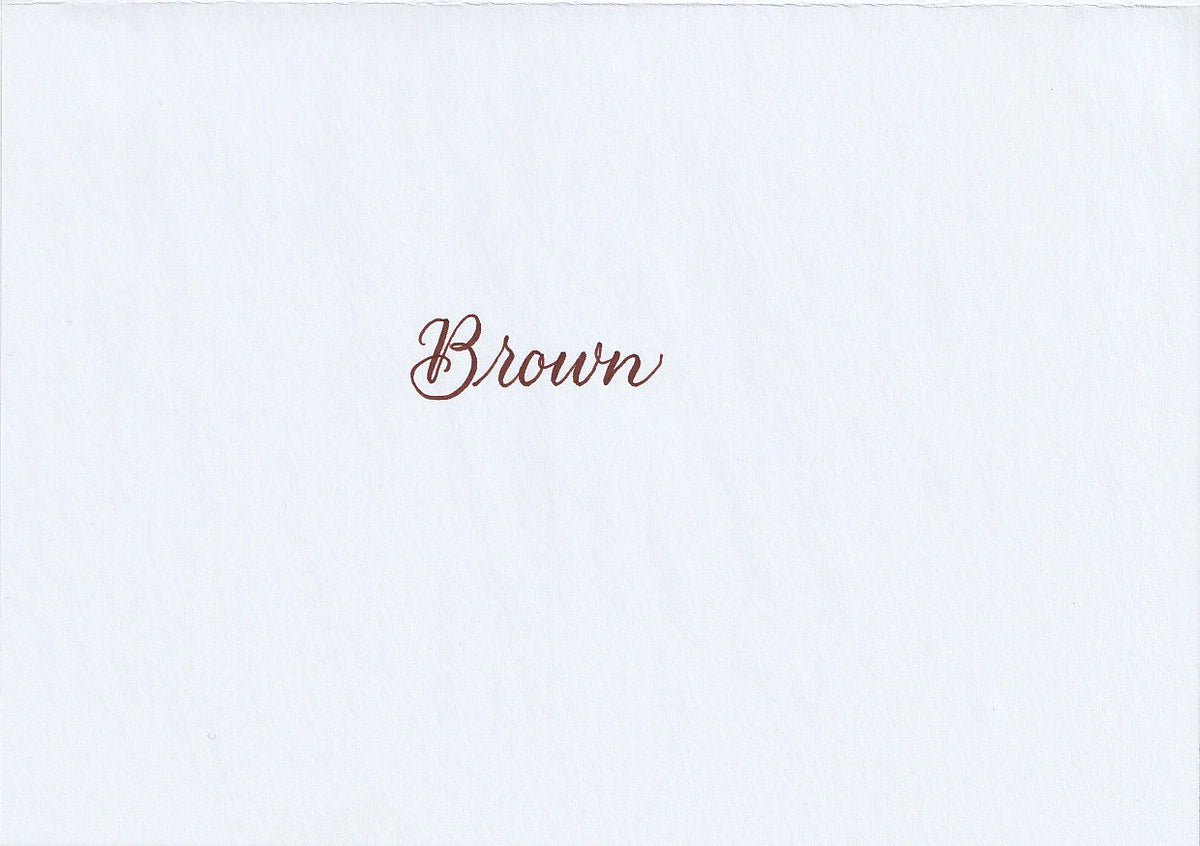 Handskriven text med ordet "Brown" i brun färg, skrivet med Pentel Brush Sign Pen i färgen Brown.