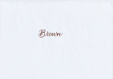 Handskriven text med ordet "Brown" i brun färg, skrivet med Pentel Brush Sign Pen i färgen Brown.