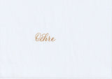 Handskriven text med ordet "Ochre" i gulbrun färg, skriven med Pentel Brush Sign Pen i färgen Yellow Ochre.