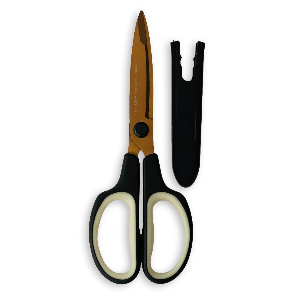 Create Happiness Dual Sharp Titanium Scissors - Sax från Stamperia. En sax som är guldfärgad och svart. Bredvid ligger ett skyddshölje till spets.  - Tidformera