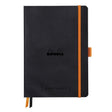GoalBook Dotted notebook A5 - Black från Rhodia - Svart anteckningsbok. Boken har 2 bokmärkesband samt en orange gummiband för stängning och pennhållare.
 - Tidformera