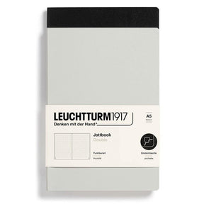 Ett svart och ett grått skrivhäfte med Jottbook Double Skrivhäften Dotted 2-pack A5 Light grey/Black från Leuchtturm1917