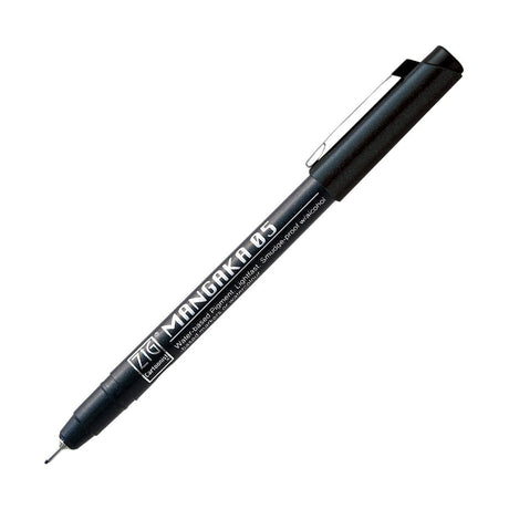 Mangaka Fineliner Svart - 05 från ZIG Kuretake. Svart penna med en fineliner spets.  - Tidformera