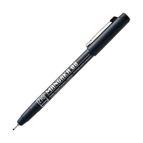 Mangaka Fineliner Svart - 08 från ZIG Kuretake. Svart penna med lock avtaget och satt på baksidan. Smal spets syns.  - Tidformera
