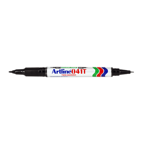 Svart märkpenna med dubbla spetsar. Locken är avtagna och spetsarna syns. På märkpennan står Artline041T Twin marker.