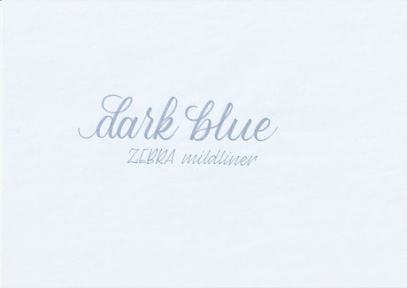 Handskriven text med orden "dark blue" och "ZEBRA mildliner" i mörkblå färg, skriven med Zebra Mildliner Brush Pen i färgen Dark Blue.