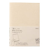 Creamfärgat bokomslag i sin förpackning. På förpackning står MD Notebook Paper cover A5.