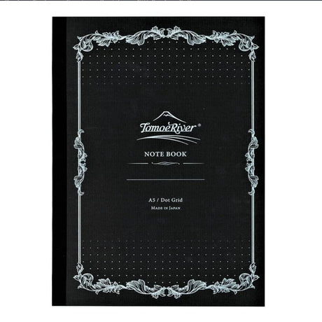 TomoeRiver Notebook softcover - A5 - Dot Grid från Sakae TP. En svart anteckningsbok som är dekorerad med bård och prickar. På skrivbok står TomoeRiver Note book A5 Dot grid Made in Japan - Tidformera