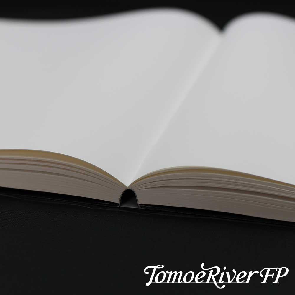 TomoeRiver Notebook softcover - A5 - Plain från Sakae TP. Uppslagen skrivbok och inlagan är olinjerad. Syns att inlagan är trådbunden. - Tidformera