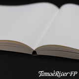TomoeRiver Notebook softcover - A5 - Plain från Sakae TP. Uppslagen skrivbok och inlagan är olinjerad. Syns att inlagan är trådbunden. - Tidformera