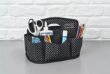 Väska - Craft Storage Caddy Liquorice Dot från Docrafts Papermania. Svart väska med vita prickar. Väskan har många fack och är full med pennor, sax, lim och kritor.  Tidformera