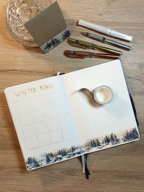 Snowland washi tape är 30 mm bred och har vinterlandskap som motiv. Från Plan and Plot Studio - Tidformera