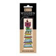 Bokmärke i trä med en liten flicka som läser där hon sitter på en stor hög med böcker i olika färger. Wooden bookmark - Reader från Cozywood - Tidformera