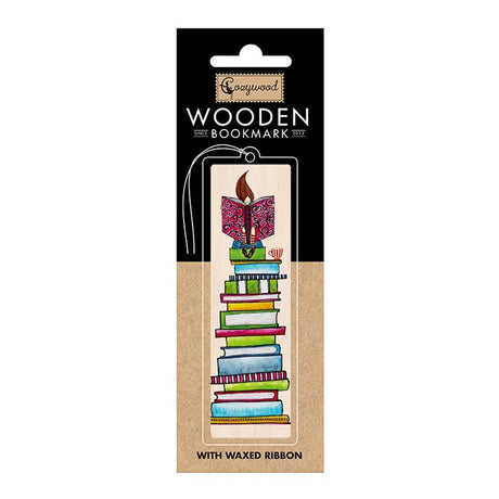 Bokmärke i trä med en liten flicka som läser där hon sitter på en stor hög med böcker i olika färger. Wooden bookmark - Reader från Cozywood - Tidformera