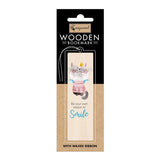 Bokmärke i trä med en katt som har krona på huvudet. Den har texten Be your own reason to smile. Wooden bookmark - The Majesty från Cozywood - Tidformera