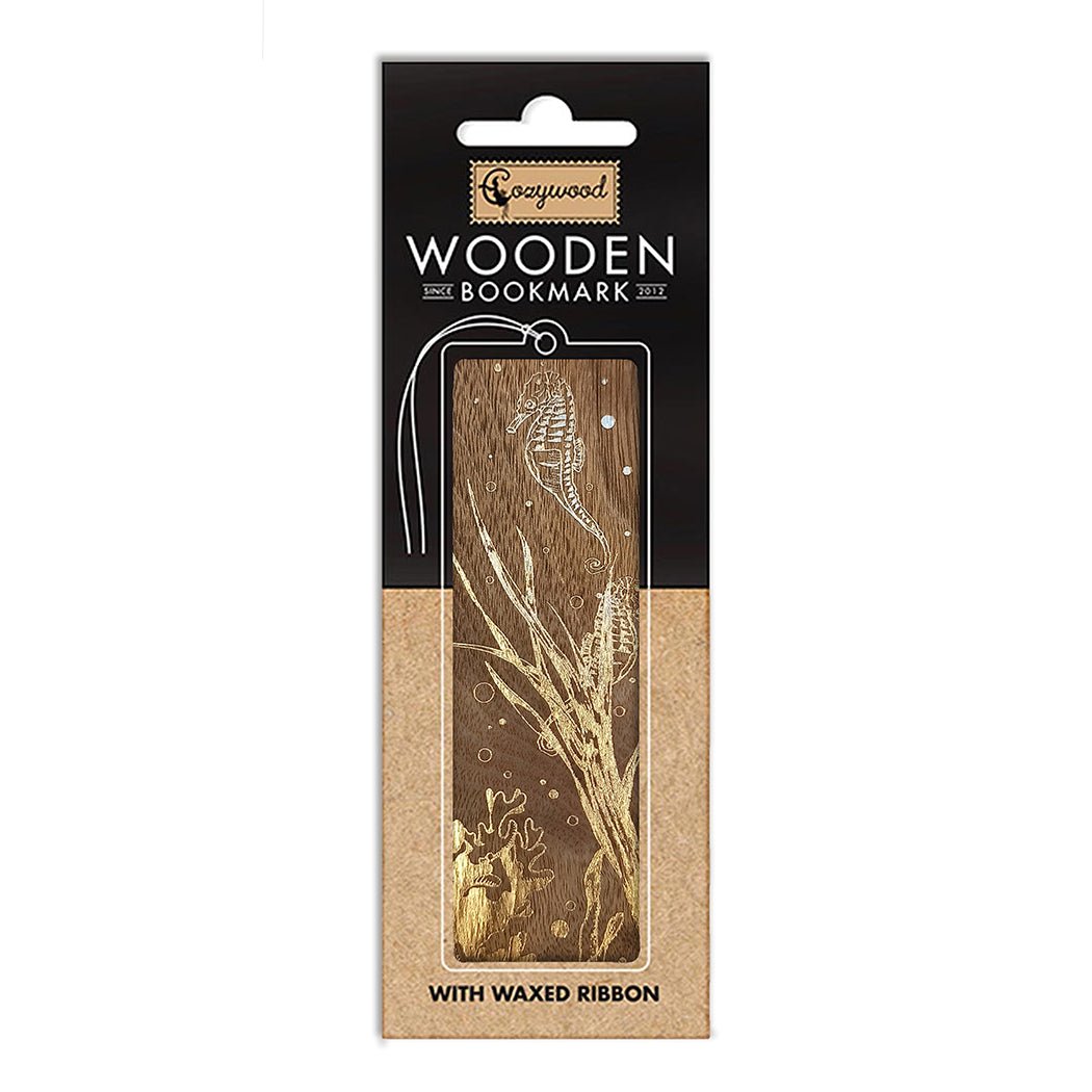 Bokmärke i trä med sjöhäst och sjögräs som motiv i guld. Wooden bookmark - The seahorses från Cozywood - Tidformera