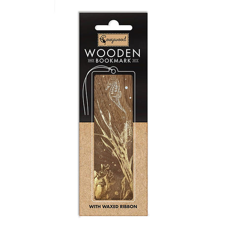 Bokmärke i trä med sjöhäst och sjögräs som motiv i guld. Wooden bookmark - The seahorses från Cozywood - Tidformera